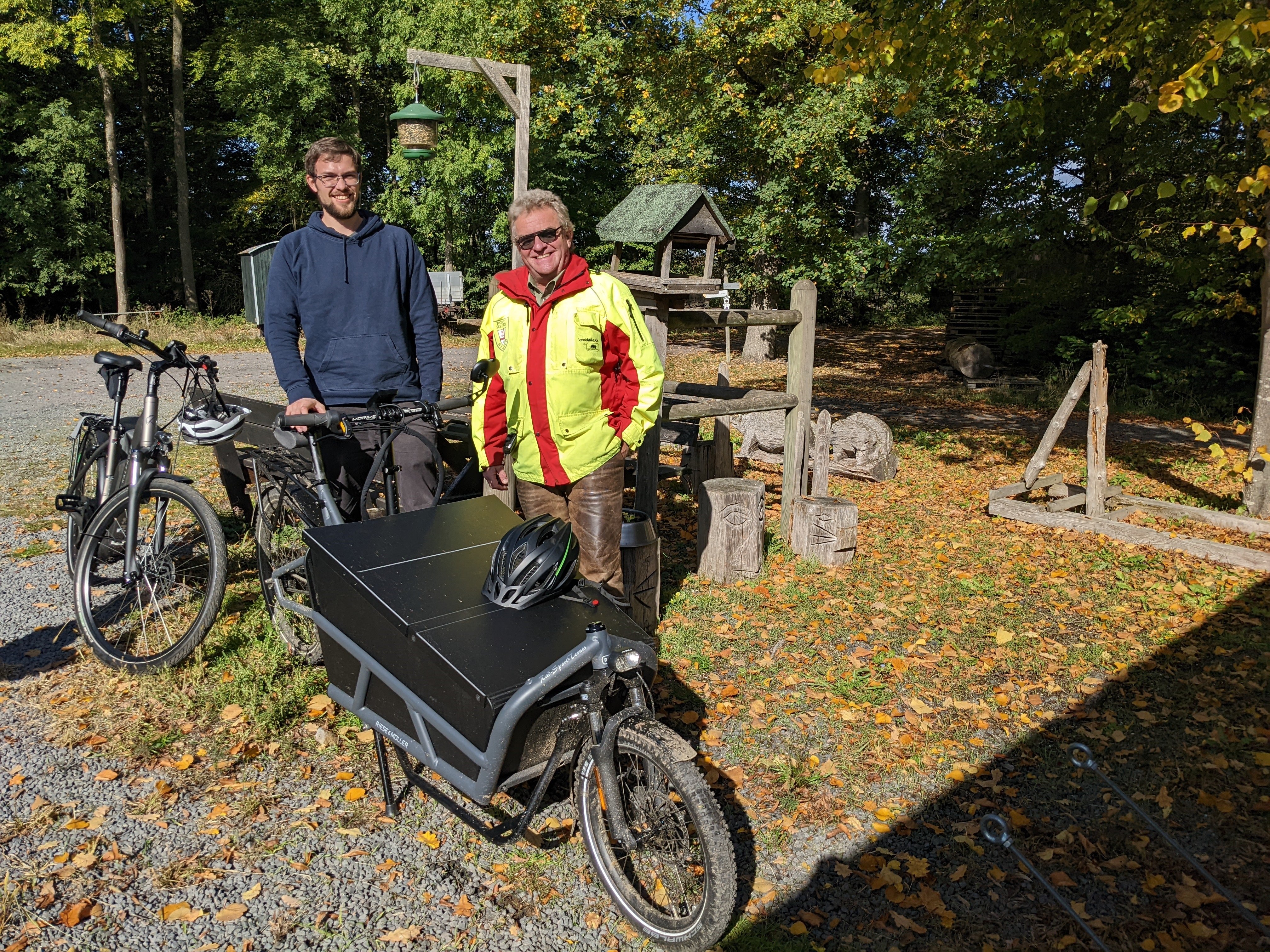 Zwei Personen im Wald mit dem Lastenrad und einem E-Bike