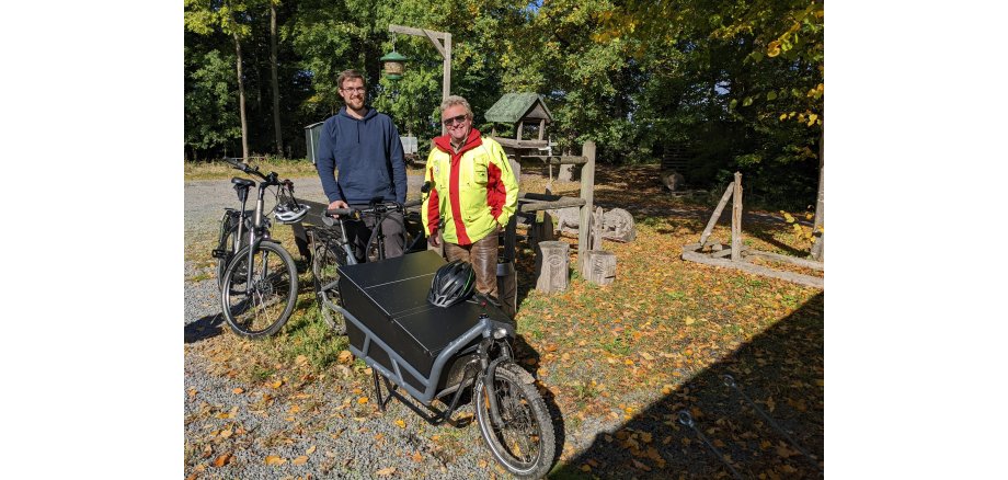 Zwei Personen im Wald mit dem Lastenrad und einem E-Bike
