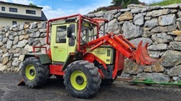 Traktor vor einer Mauer