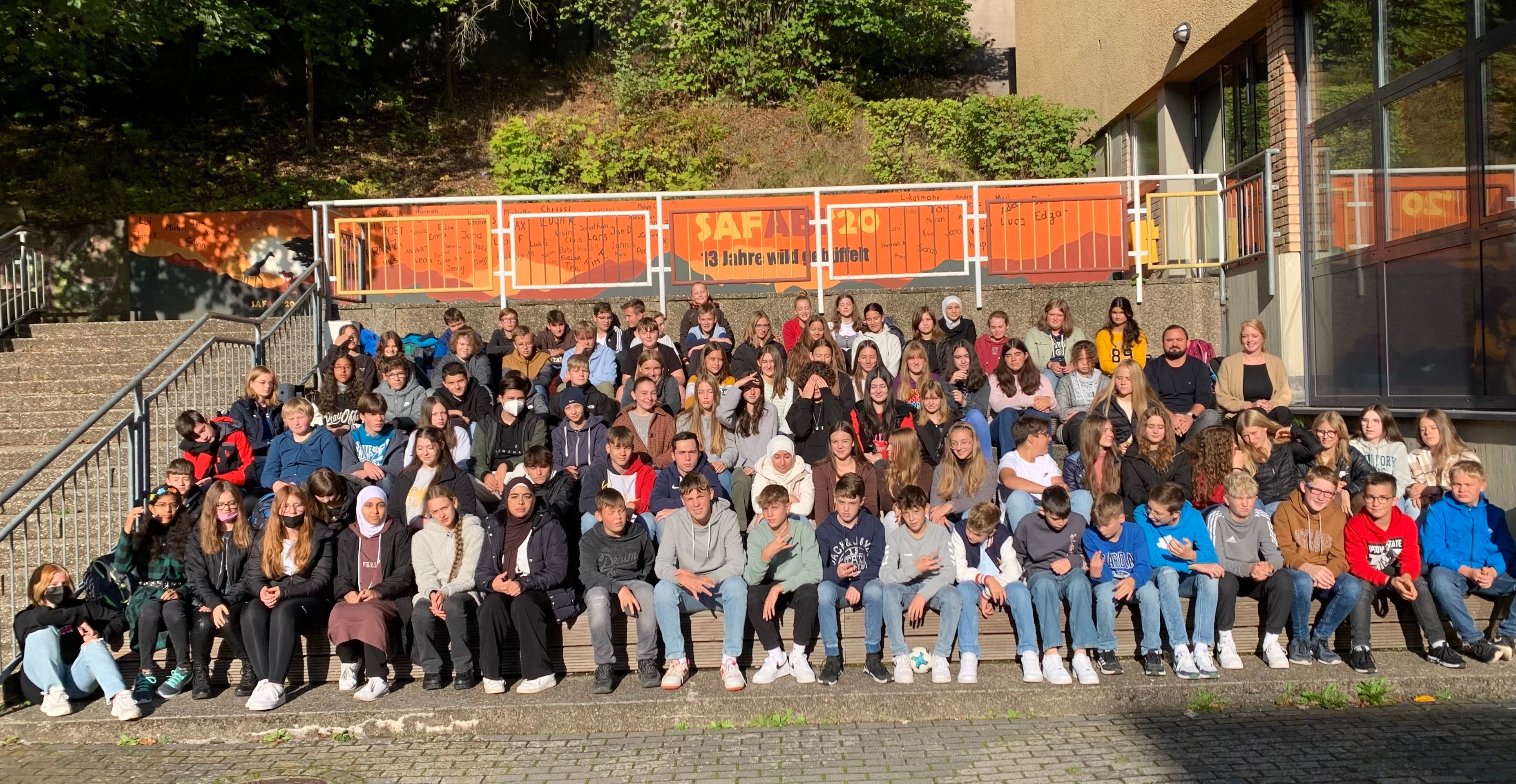 Viele Jugendliche sitzen auf einer großen Treppe