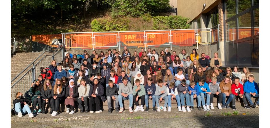 Viele Jugendliche sitzen auf einer großen Treppe