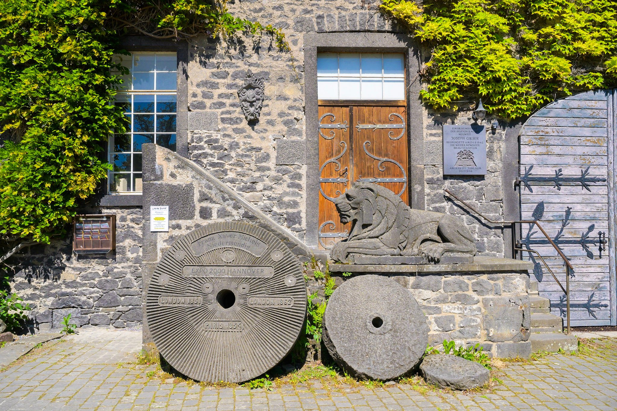 Mühlstein vor Treppe in Mendig