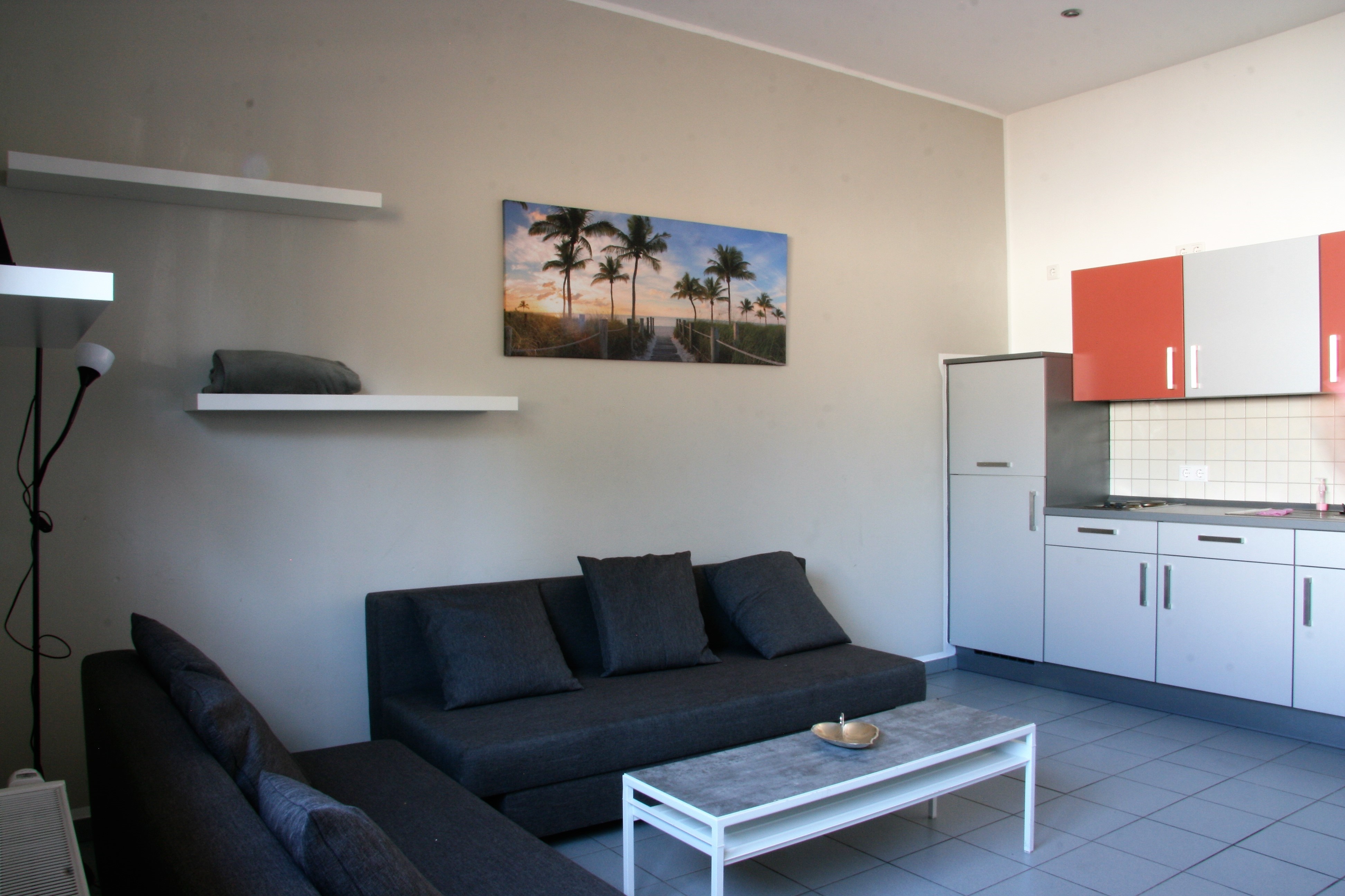 Jugendraum mit Couch Tisch und Küchenzeile