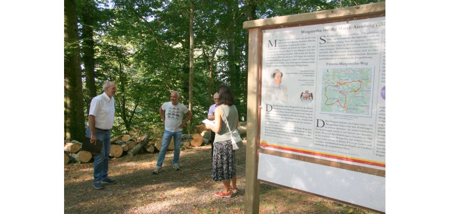 Besichtigung der Infotafeln an der Burgruine Arenberg