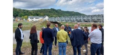 Personengruppe vor einer Brücke