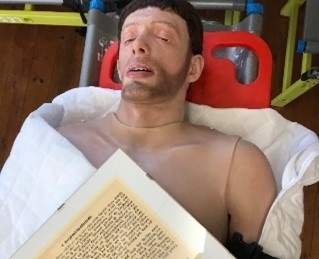 Puppe auf einer Trage