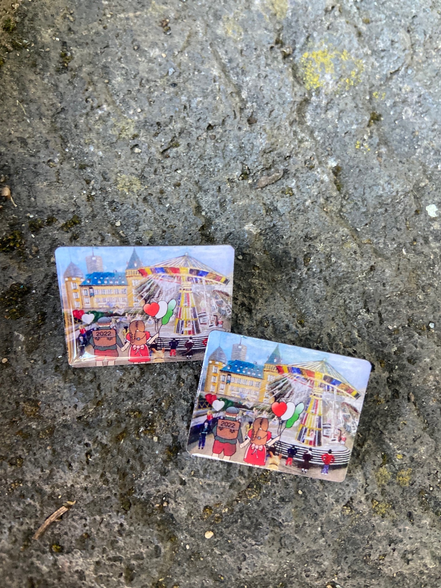 Zwei Lukasmarktpins vor steinernen Hintergrund