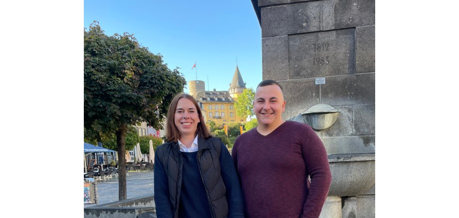 Yvonne Müller und Bastian Kirch vor dem Marktbrunnen und der Genovevaburg