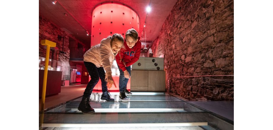 Zwei Kinder im Museum