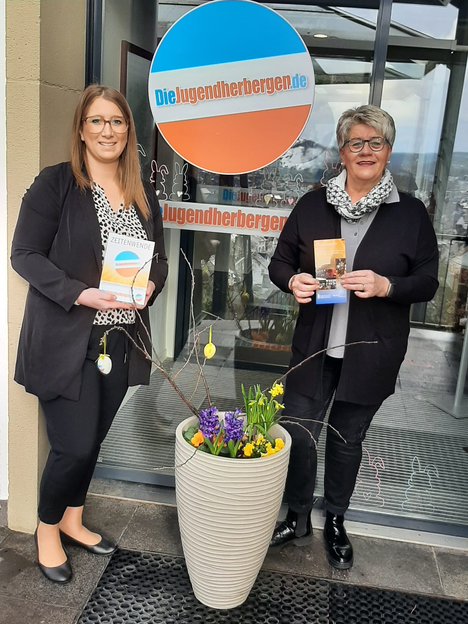 Tara Batistella und Sabine Leonard stehen vor dem Eingang der Vulkan-Jugendherberge