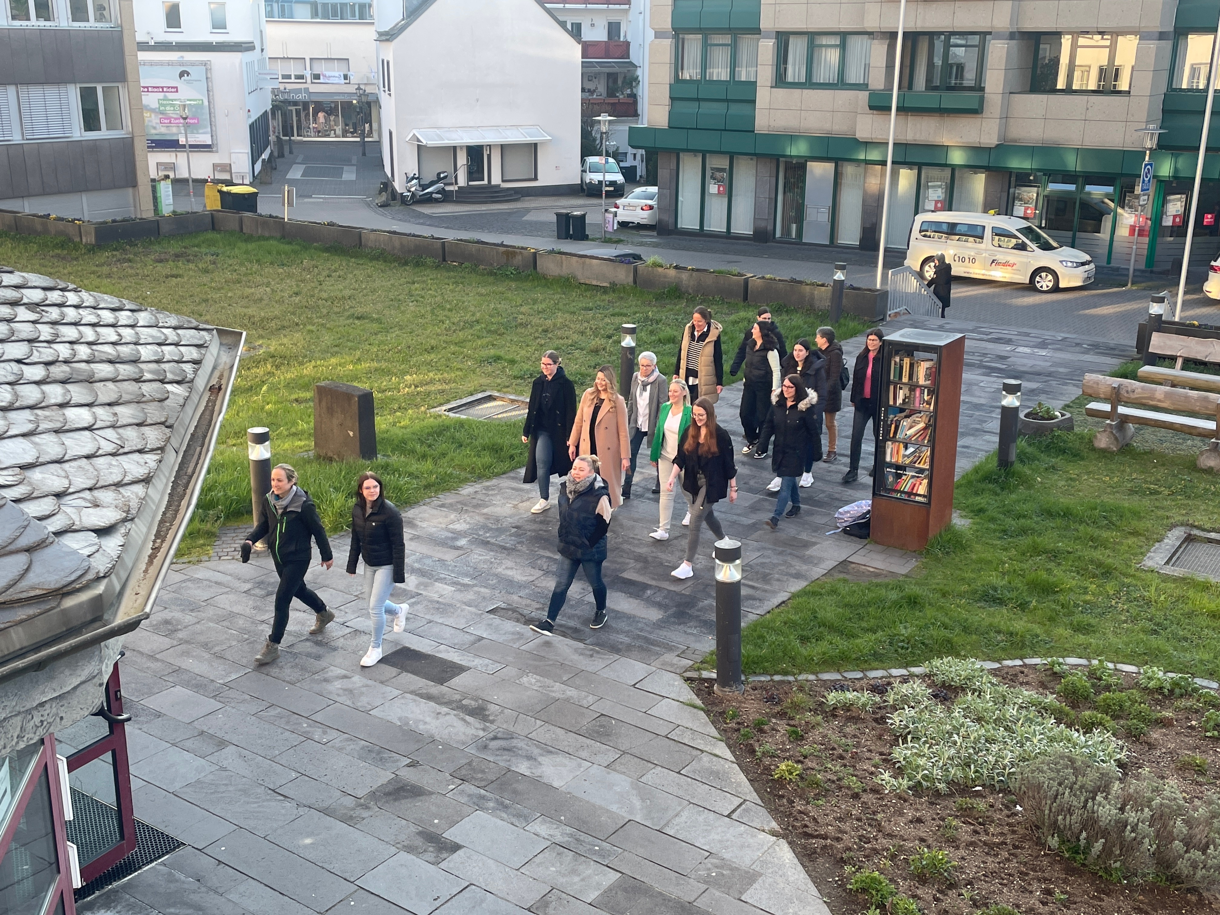 Eine Gruppe von Frauen auf dem Weg ins Rathaus