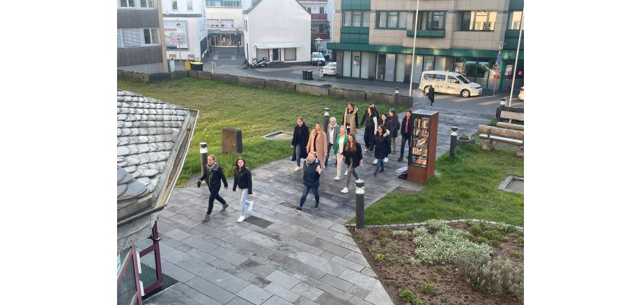 Eine Gruppe von Frauen auf dem Weg ins Rathaus