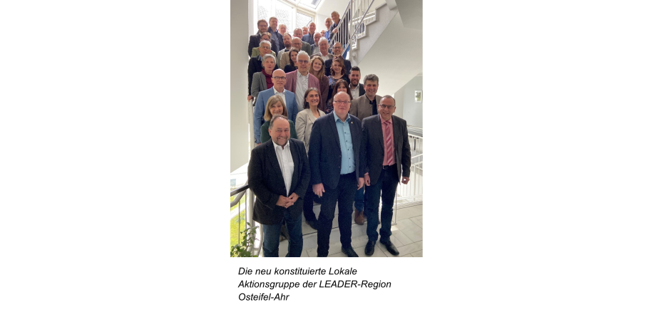 Eine Gruppe von Menschen steht auf deine Treppe zu einem Gruppenbild zusammen