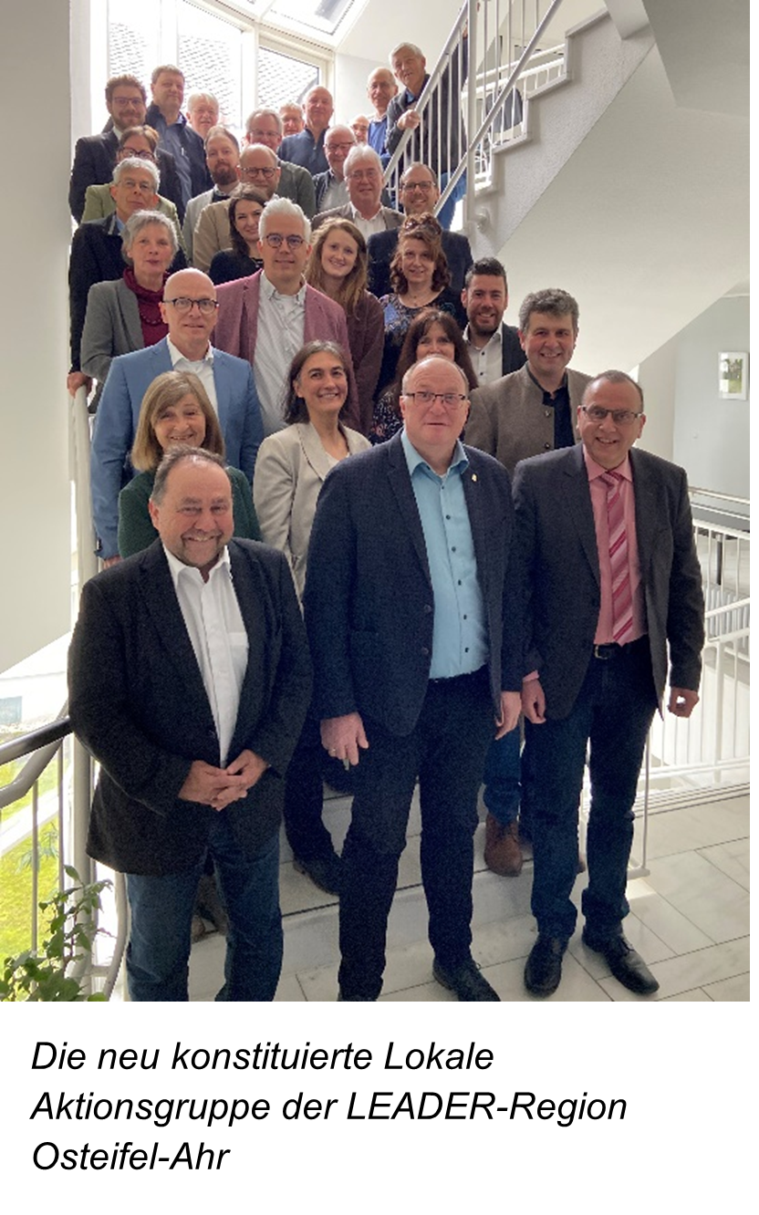 Eine Gruppe von Menschen steht auf deine Treppe zu einem Gruppenbild zusammen