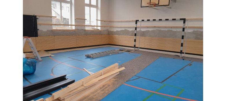 Sporthalle im Aufbau - Holz und Leitern liegen in der Halle