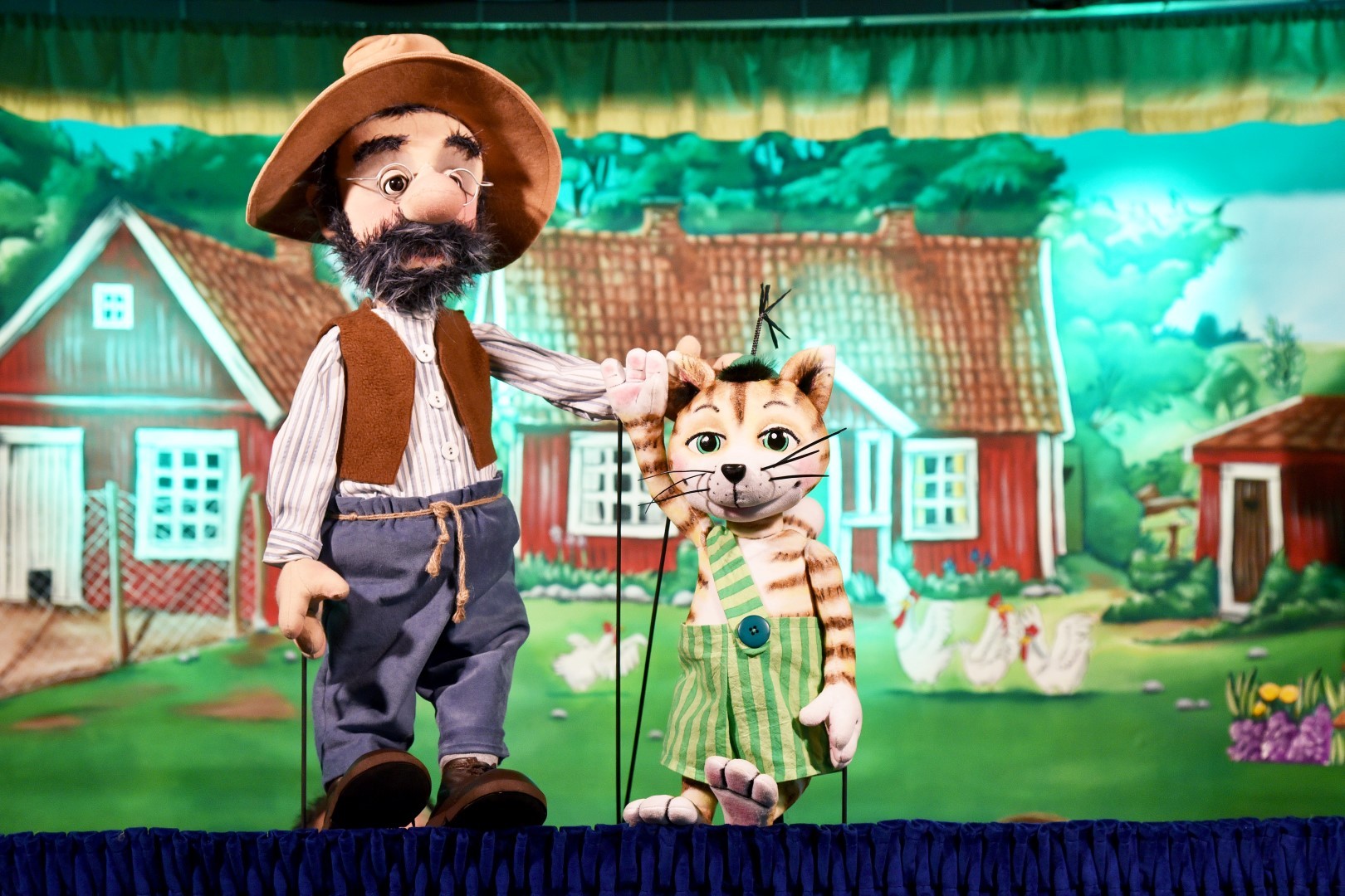 Zwei Puppenfiguren von Pettersson und Findus 