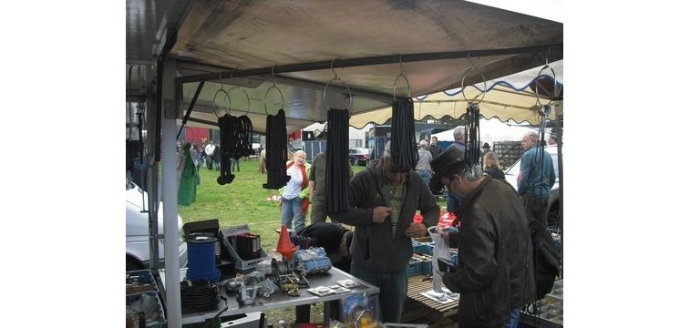 Personen stöbern an einem Stand