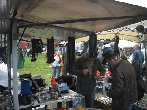 Personen stöbern an einem Stand