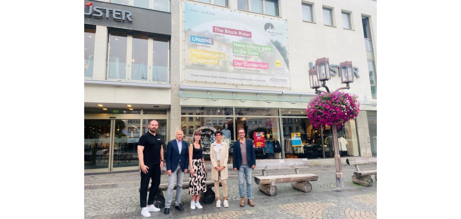 5 Personen vor dem Modehaus Küster 