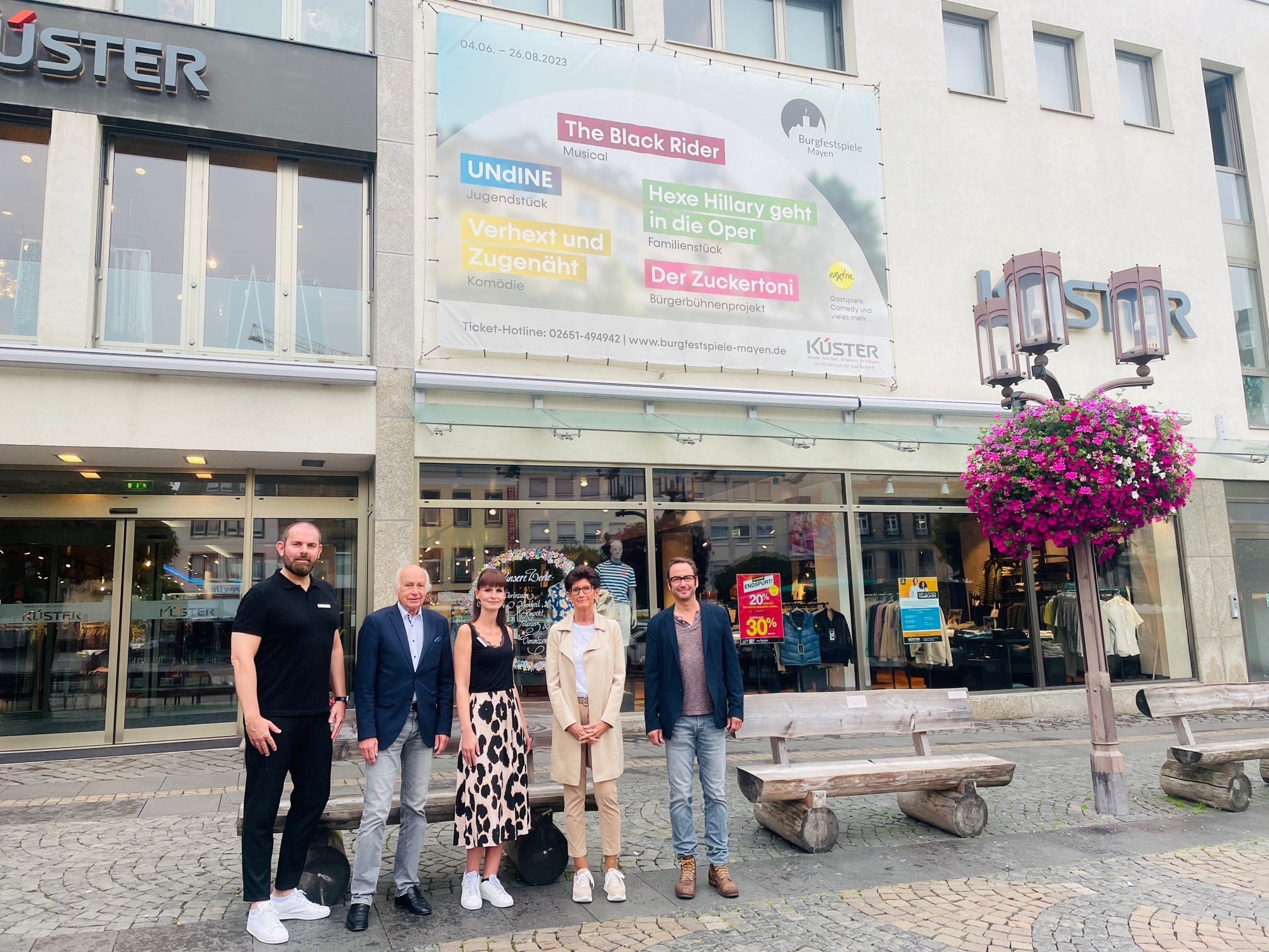 5 Personen vor dem Modehaus Küster 