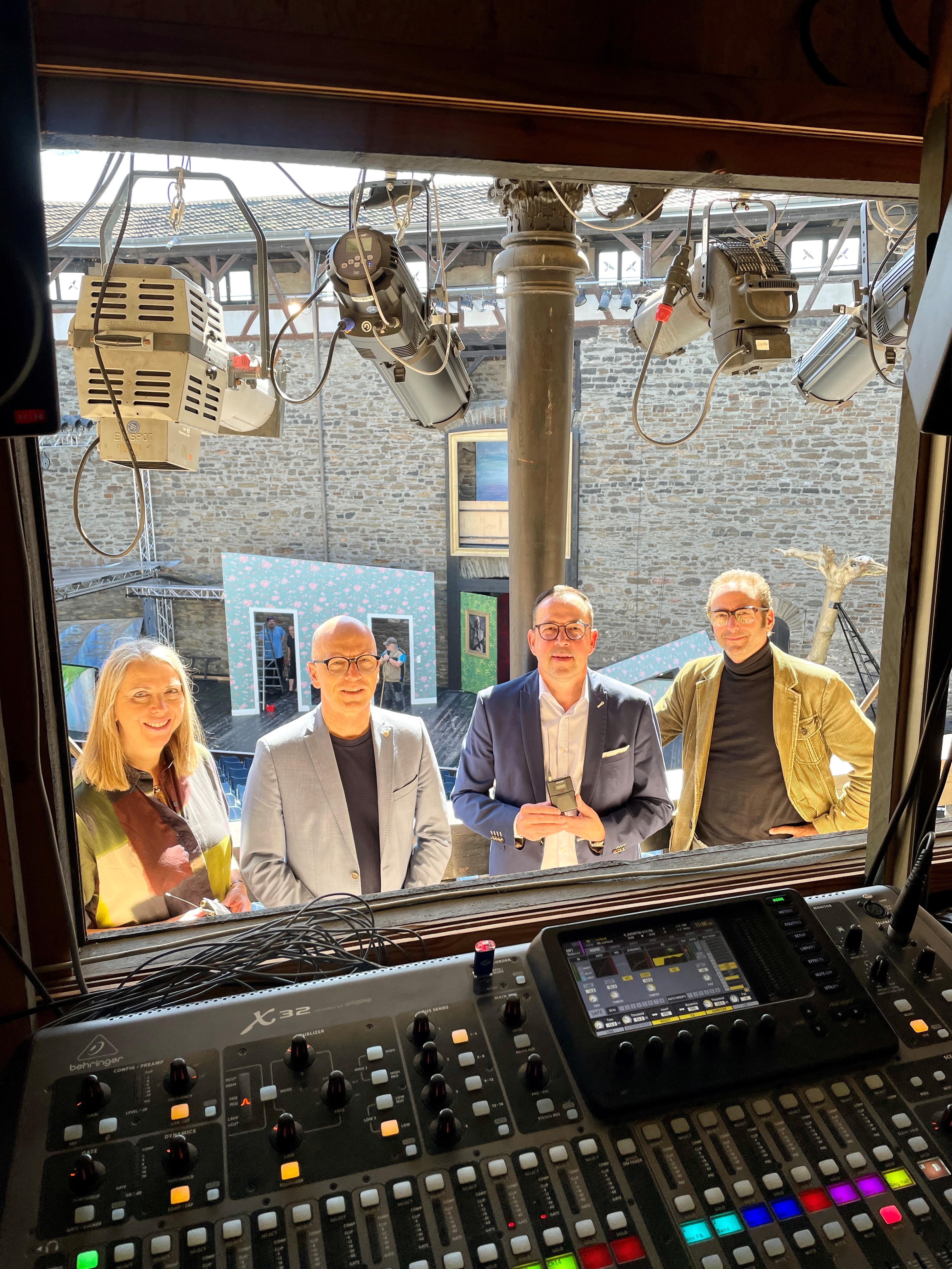 Vier Personen vor der neuen Mikroportanlage der Burgfestspiele