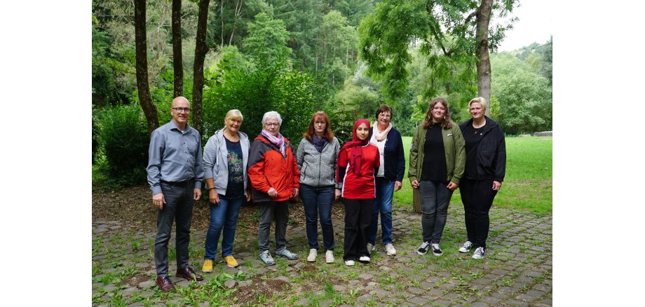 Oberbürgermeister Dirk Meid und die Betreuerinnen des Ferienprogramms Oberbürgermeister Meid mit den 7 Betreuerinnen vom Kinderferienprogramm