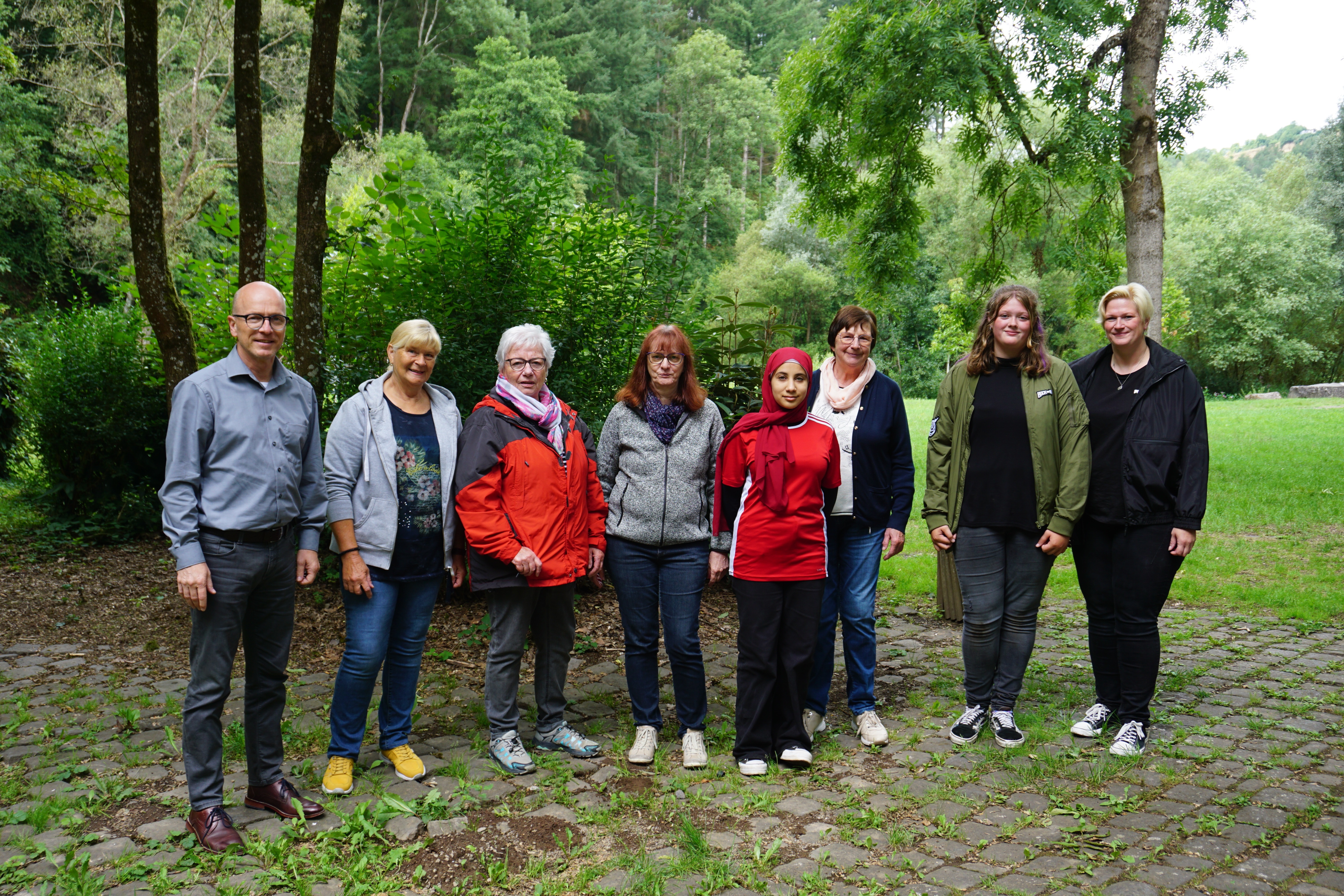 Oberbürgermeister Meid mit den 7 Betreuerinnen vom Kinderferienprogramm