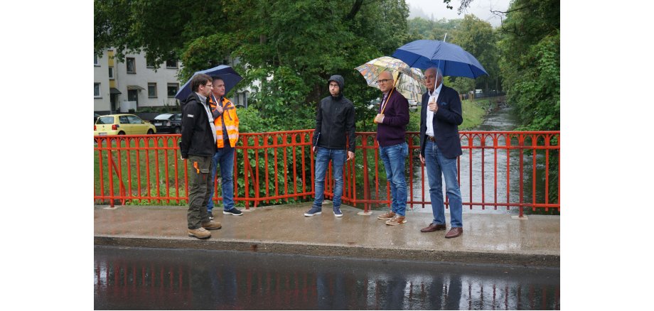 5 Personen auf der Brücke an der Nette 