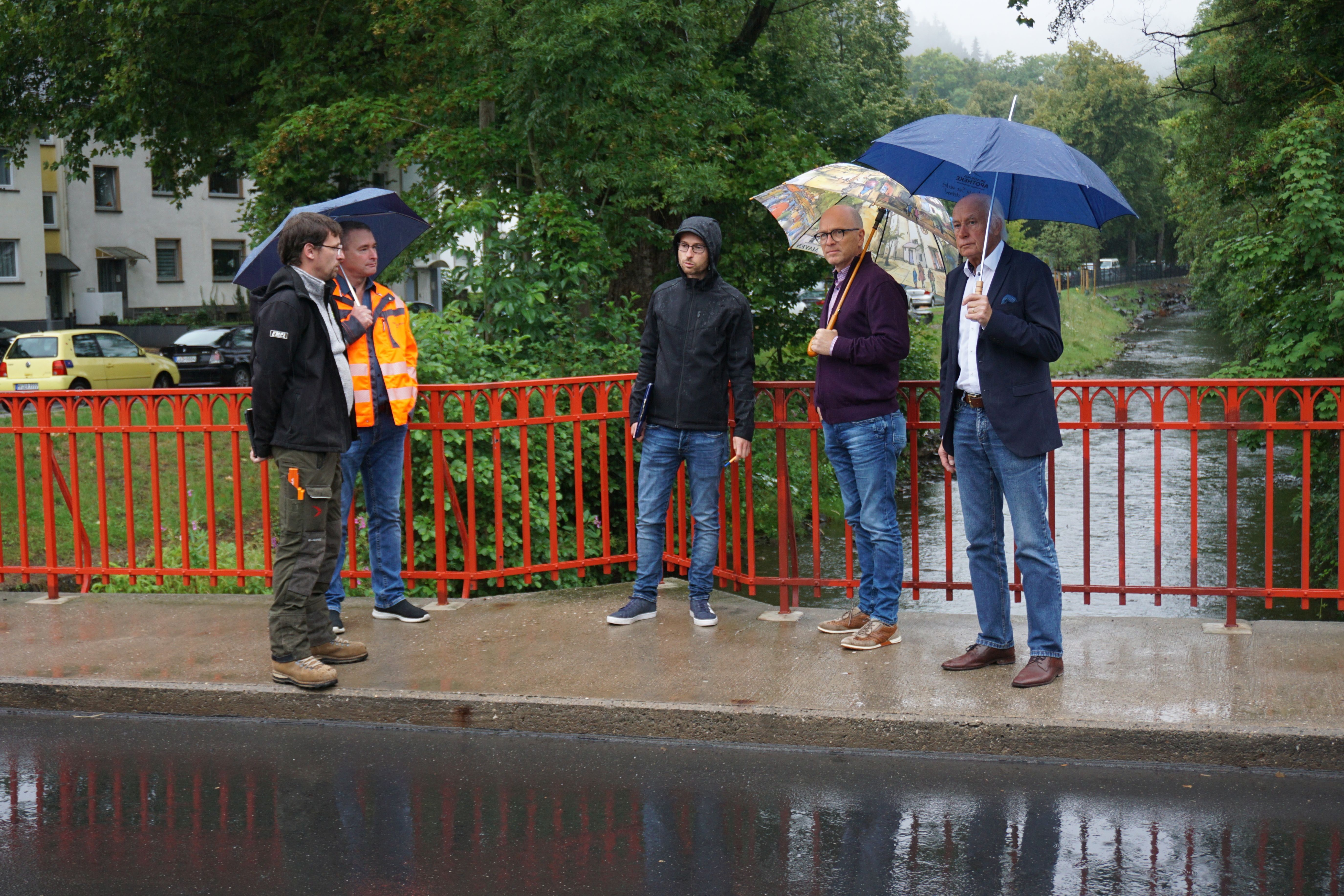 5 Personen auf der Brücke an der Nette 