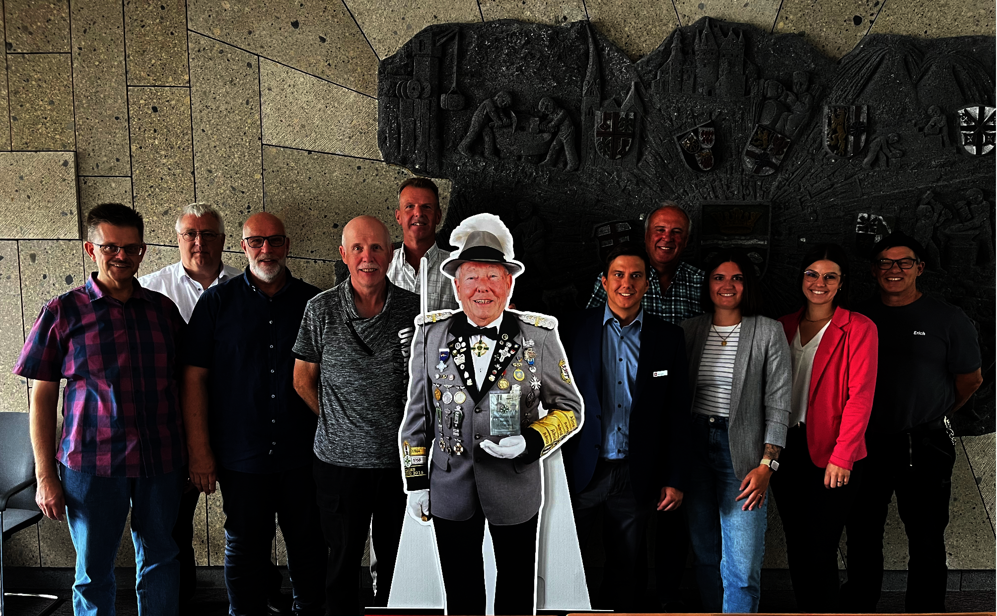 eine Gruppe von Menschen steht zusammen