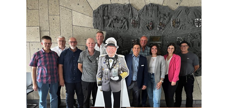 Kürzlich fand ein Treffen in der Kreissparkasse Mayen zur Planung des Bundesfestes statt. (Foto: Kai Kreuscher) eine Gruppe von Menschen steht zusammen