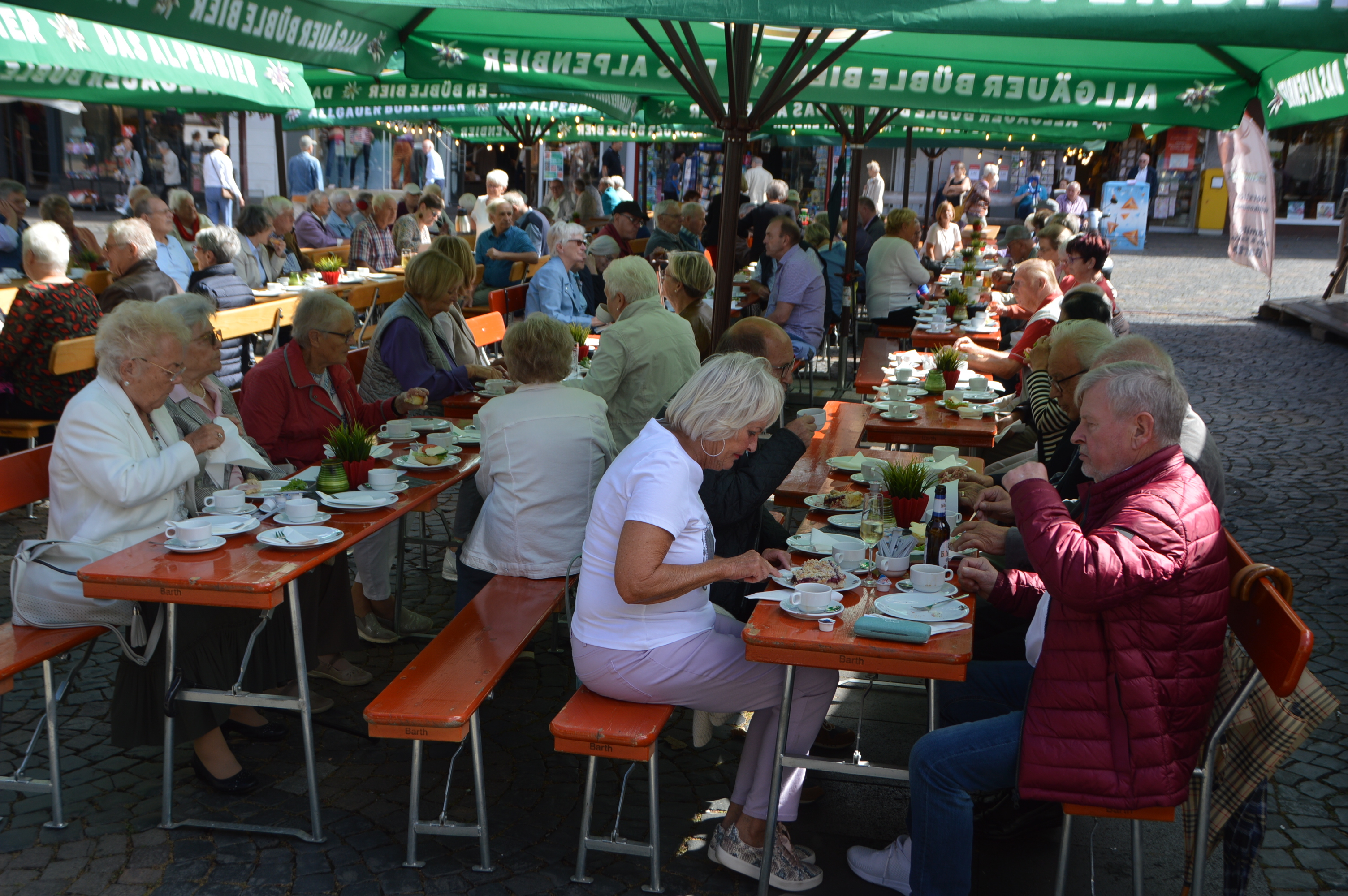 Ein voller Biergarten mit Menschen