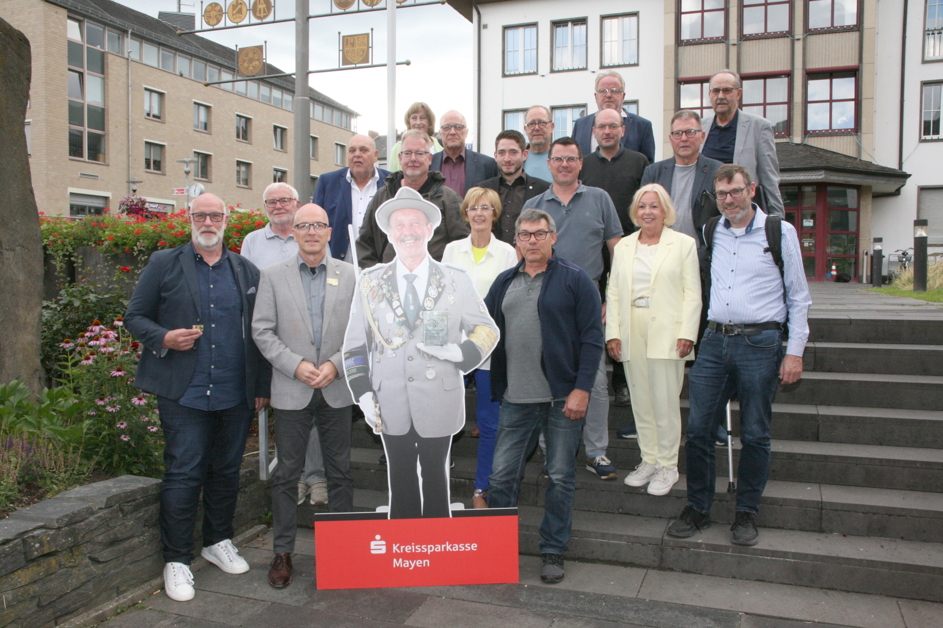 Gruppe mit Personen und einer Pappfigur 