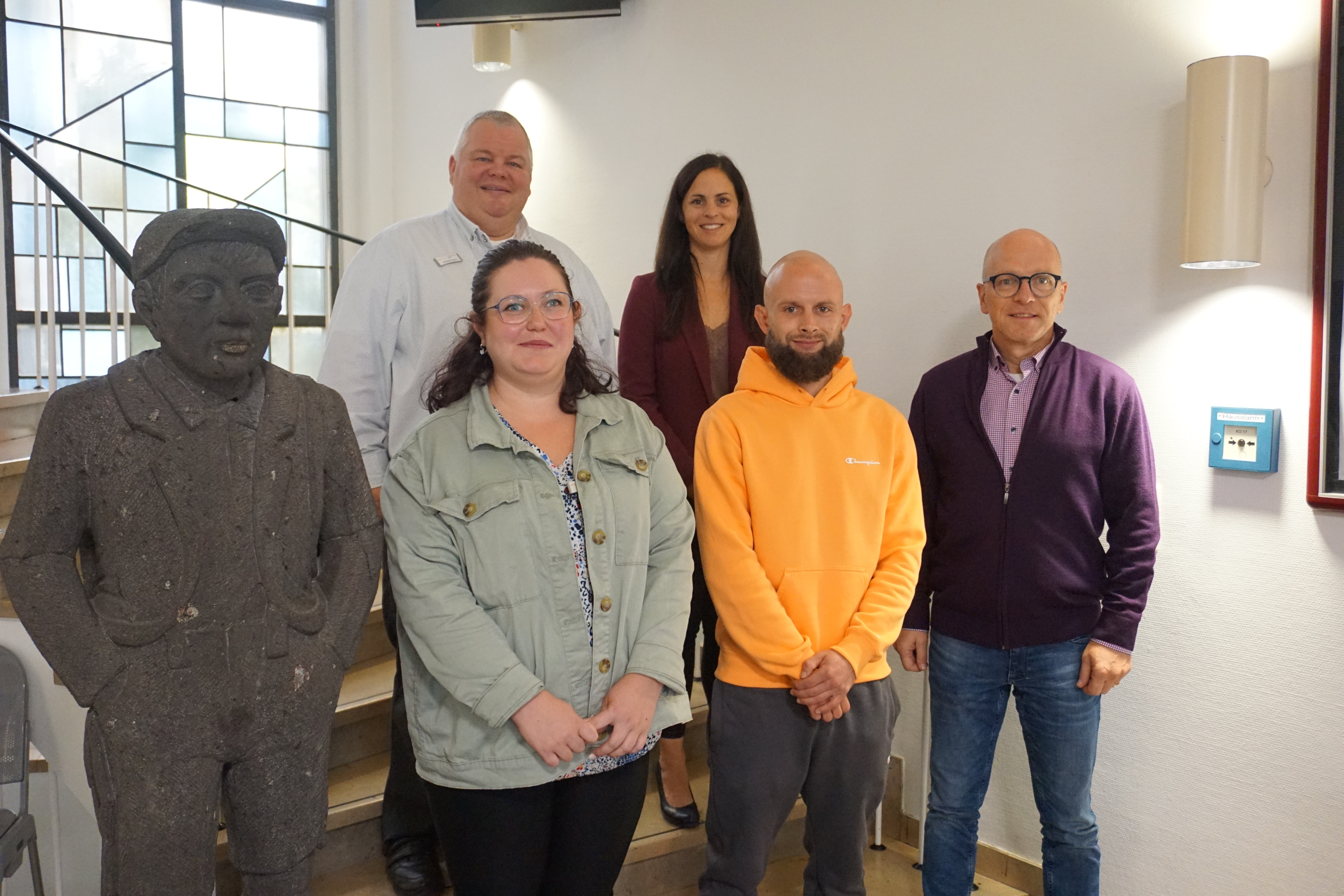 v.l.n.r.: Personalratsvorsitzender Wolfgang Goeken, Angelina Badak, Büroleiterin Jasmin Alter, Sascha Lepges und Oberbürgermeister Dirk Meid 5 Personen stehen auf einer Treppe zum Gruppenfoto zusammen