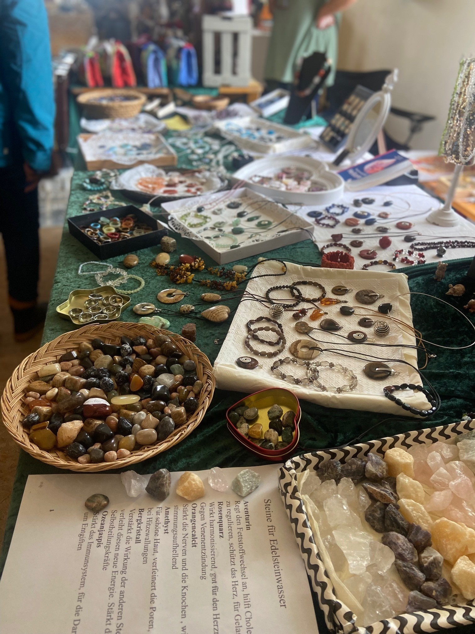 Tisch voll mit Schmuck und Steinen