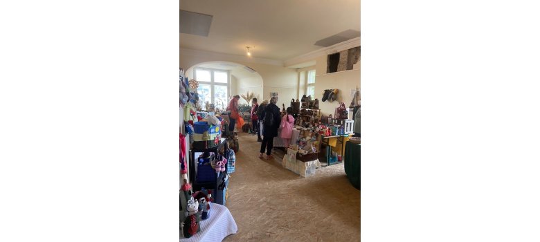 Sicht in einen Laden für Kleidung mit mehreren Personen, die am stöbern sind