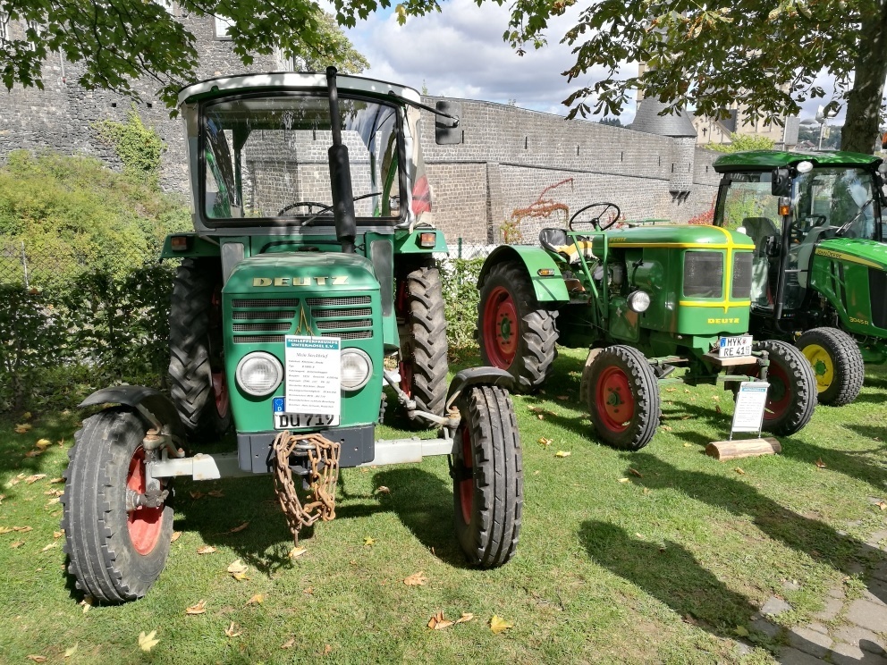 Verschiedene Traktoren nebeneinander abgebildet