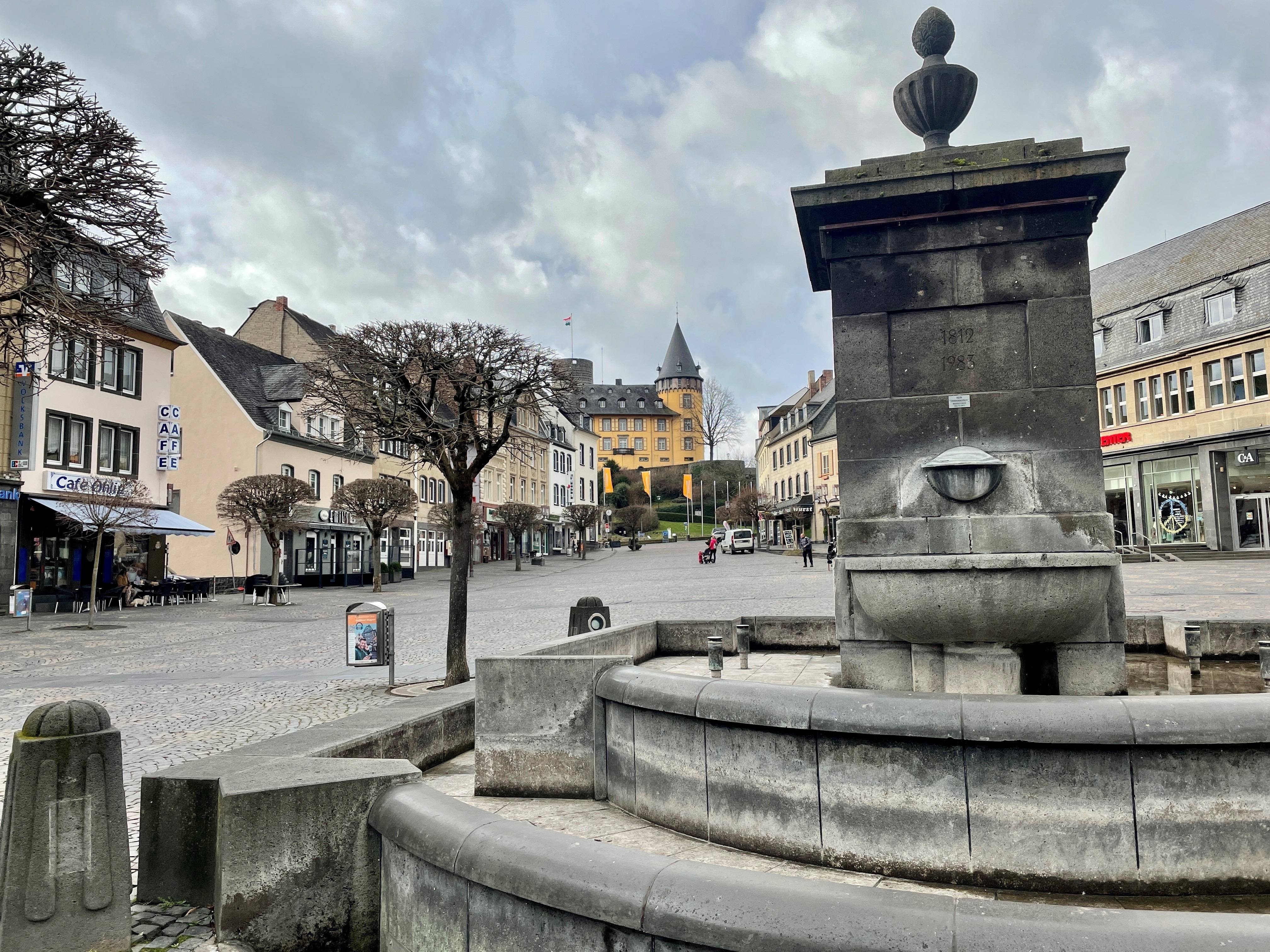 Marktbrunnen - im Hintergrund der Marktplatz und die Burg