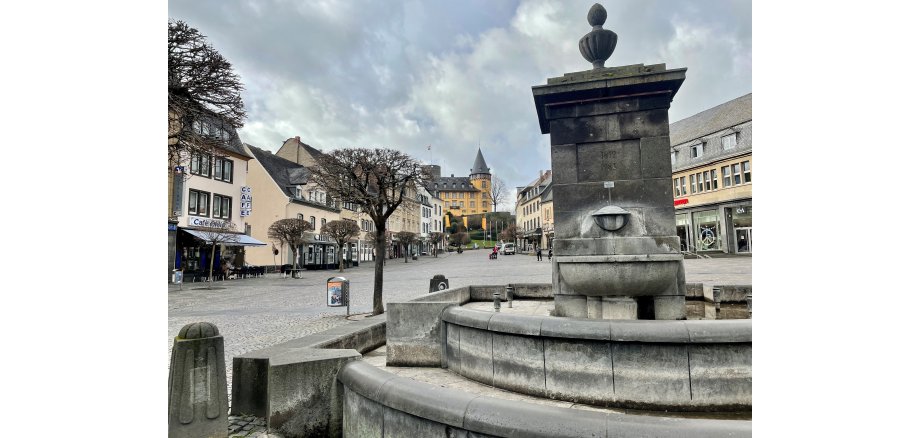 Marktbrunnen - im Hintergrund der Marktplatz und die Burg