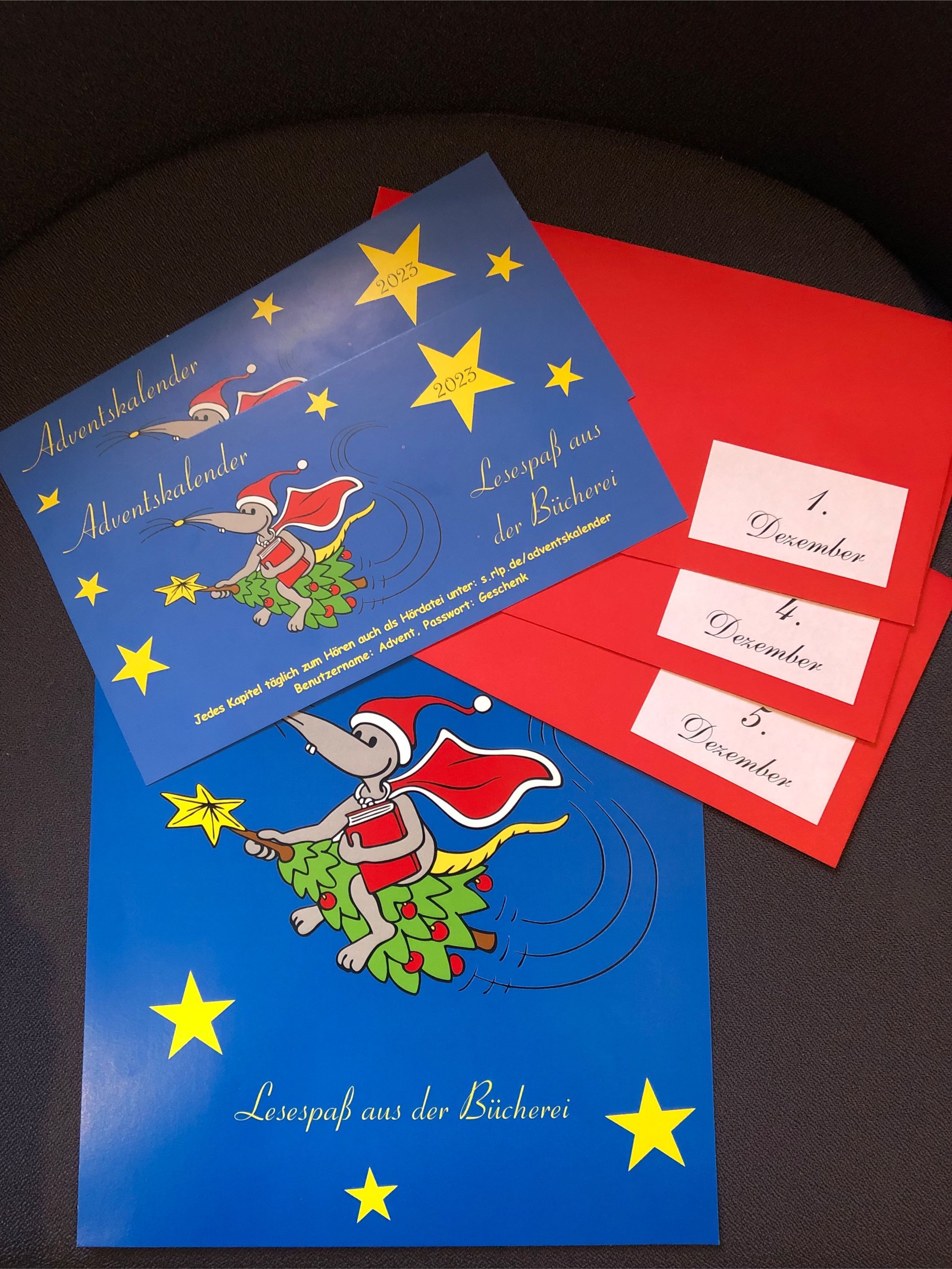 Vorlesegeschichten und Rätseln in roten Umschläge für Grundschul-Kinder in der Adventszeit 