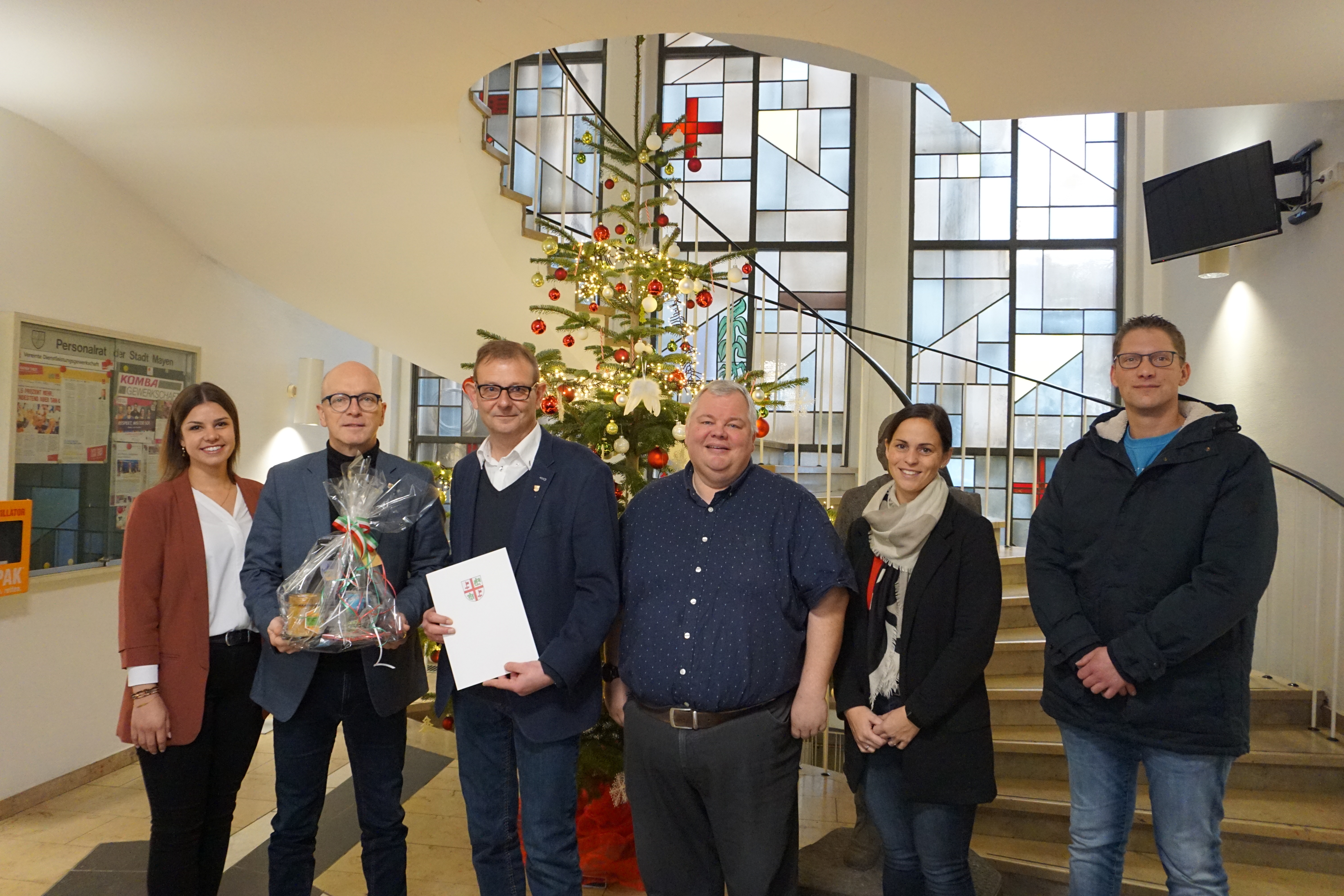 Sechs Personen im Rathaus bei der Verabschiedung