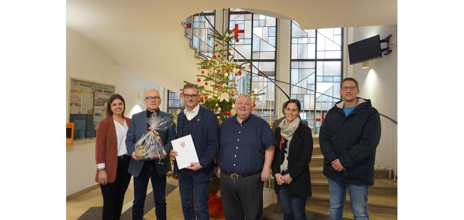 Sechs Personen im Rathaus bei der Verabschiedung