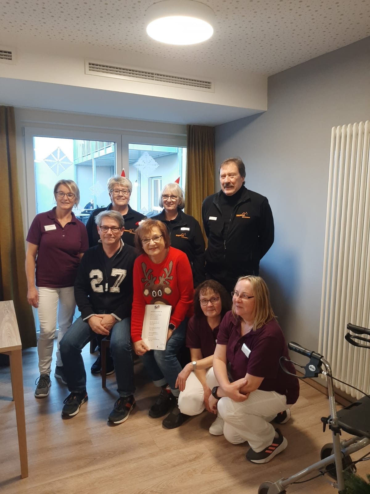 Eine Gruppe Personen im Seniorenzentrum