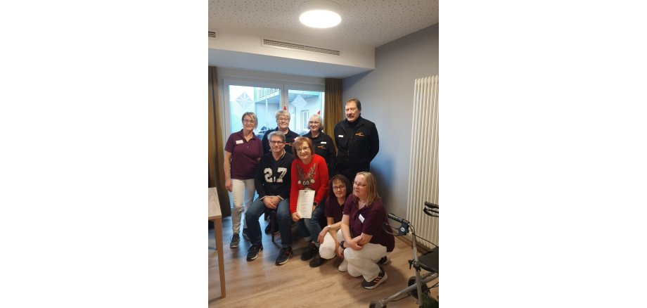 Das Team der Erlebniswelten Grubenfeld und Mitarbeiter des Seniorendomizils am Grubenfeld organisierten für die Mayener Senioren einen adventlichen Nachmittag. Eine Gruppe Personen im Seniorenzentrum