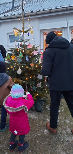 Kinder beim Schmücken des Weihnachtsbaumes