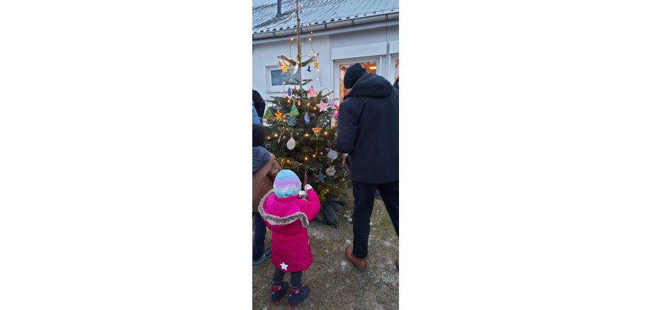 Kinder beim Schmücken des Weihnachtsbaumes