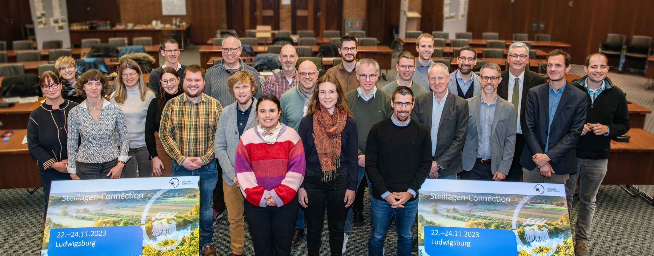 Gruppe von Menschen steht für ein Bild zusammen