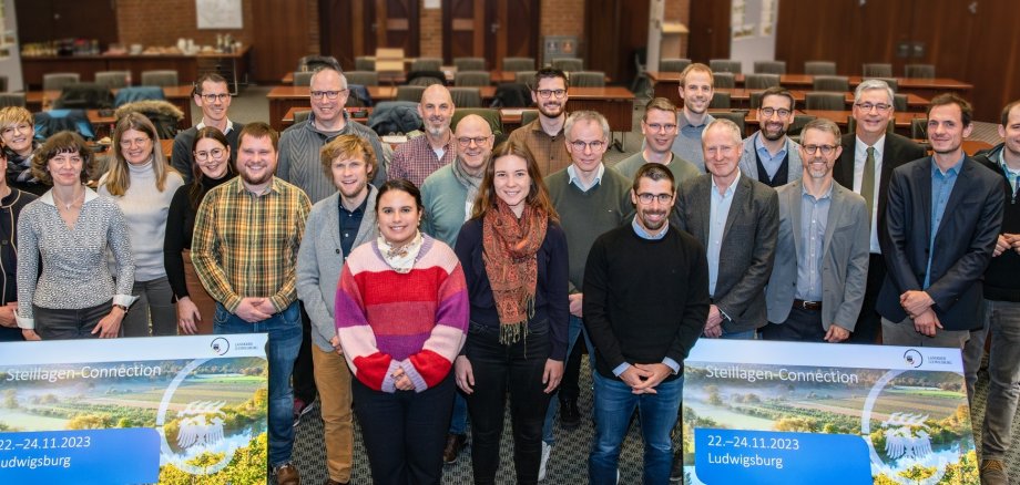 Das Steillagen-Netzwerk zu Gast im Landratsamt Ludwigsburg Gruppe von Menschen steht für ein Bild zusammen