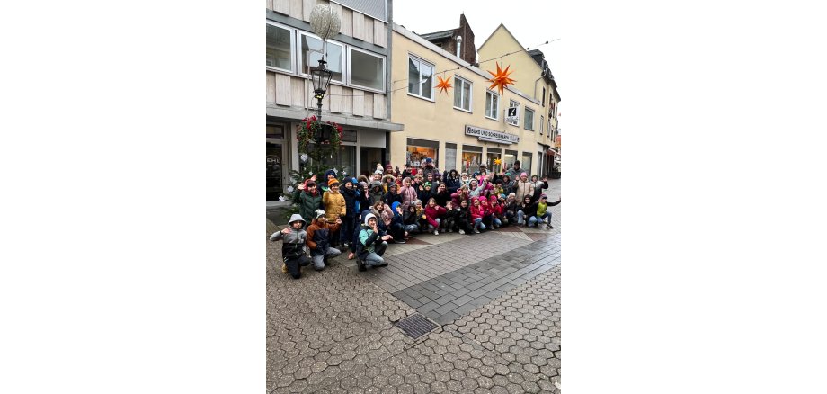 Baumschmück-Aktion mit Mayener Grundschüler