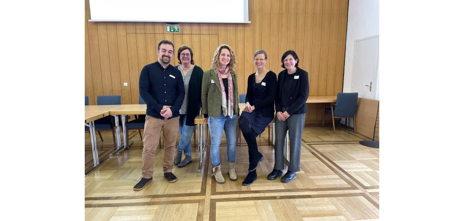v.l.n.r: Netzwerkkoordinator Daniel Scharfbillig, Sandra Dietrich-Fuchs vom städtischen Jugendamt, Beigeordnete Natascha Lentes, Referentin Veronika Stickel, Melanie Hellmann von der Familienbildungsstätte Diesjährige Netzwerkkonferenz